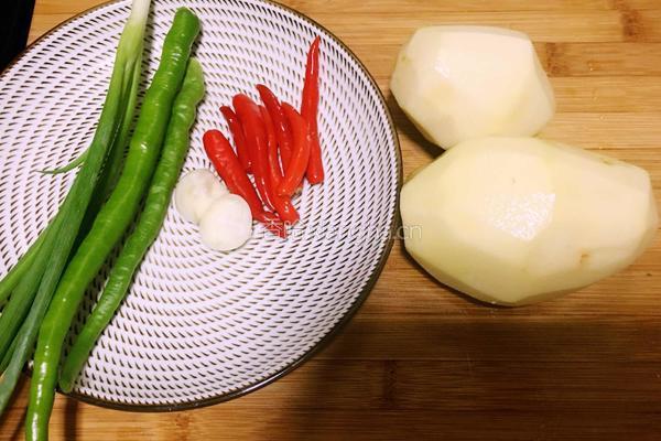 青红椒炒土豆丝的做法图解1