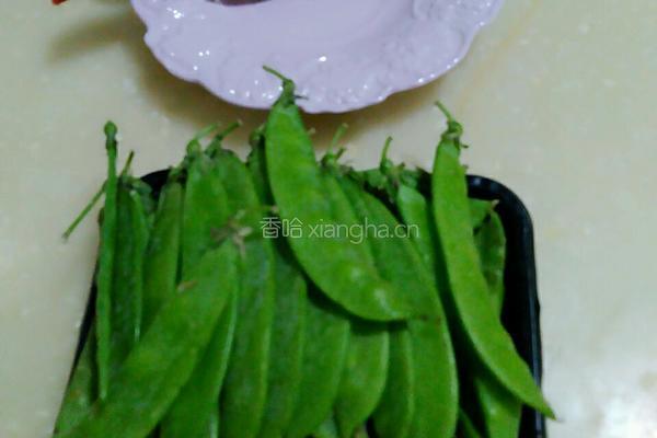 广式腊肠炒荷兰豆的做法图解1