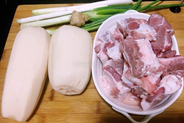 莲藕腔骨汤的做法图解1