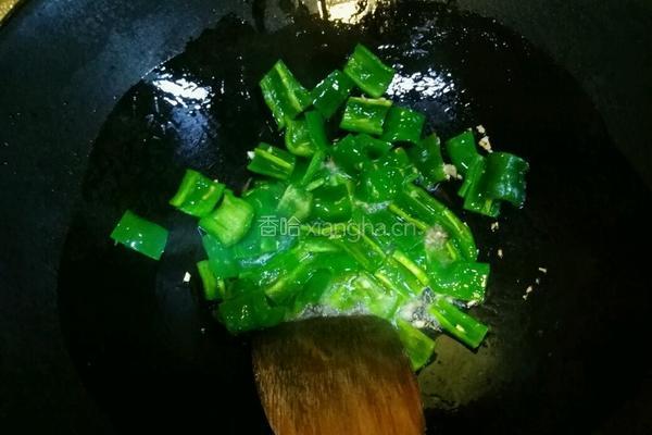 辣椒炒冻豆腐的做法图解2