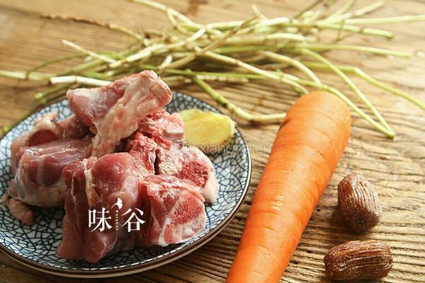 鱼腥草猪骨汤的做法图解1