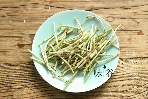 鱼腥草猪骨汤的做法图解2