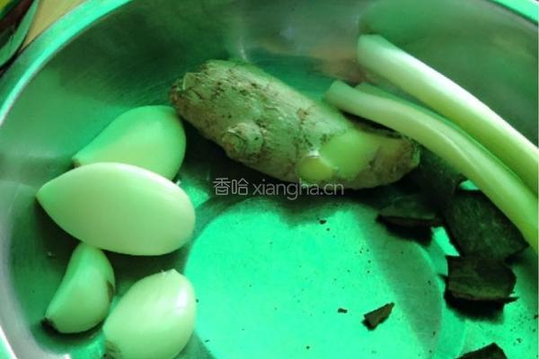 排骨炖粉条的做法图解2