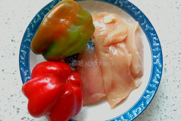 青椒炒鸡丁的做法图解1
