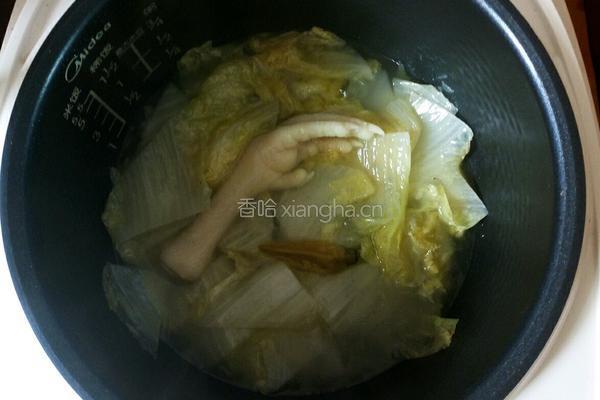 泡椒凤爪炖白菜的做法图解5