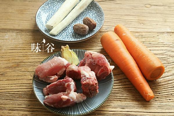 红萝卜排骨汤的做法图解1