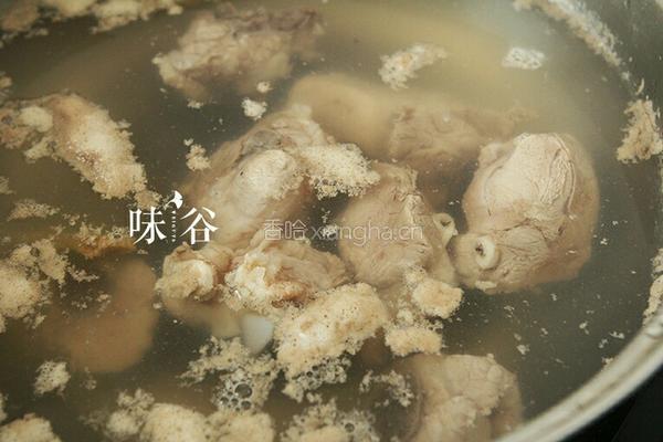 红萝卜排骨汤的做法图解4
