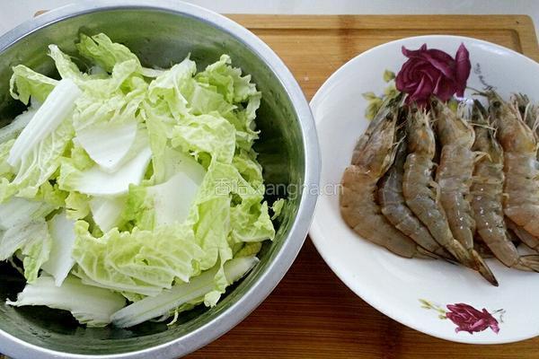 大白菜炖虾的做法图解1