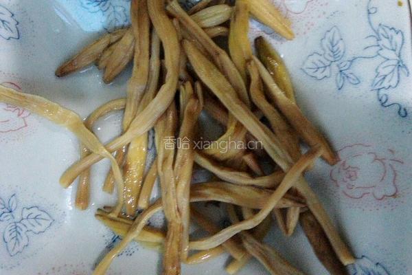 黄花菜炒蛋的做法图解1