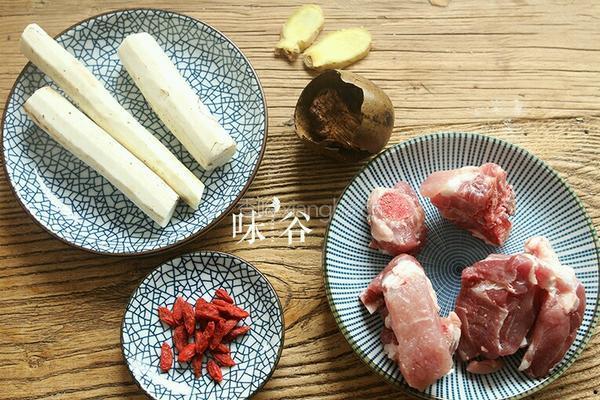 罗汉果淮山猪骨汤的做法图解1