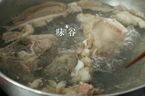 罗汉果淮山猪骨汤的做法图解3