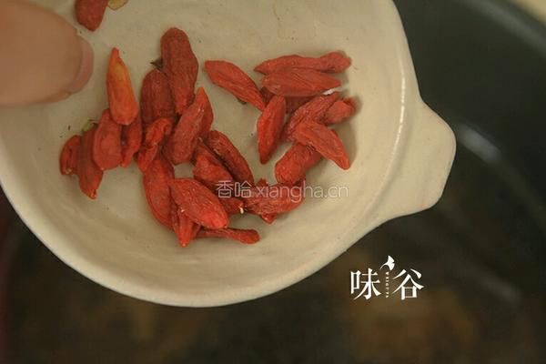 罗汉果淮山猪骨汤的做法图解5