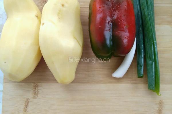 辣椒炒土豆片的做法图解1