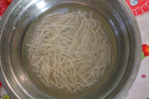 猪肉茄子炖粉条的做法图解2