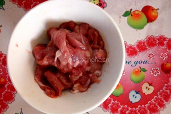 猪肉茄子炖粉条的做法图解1