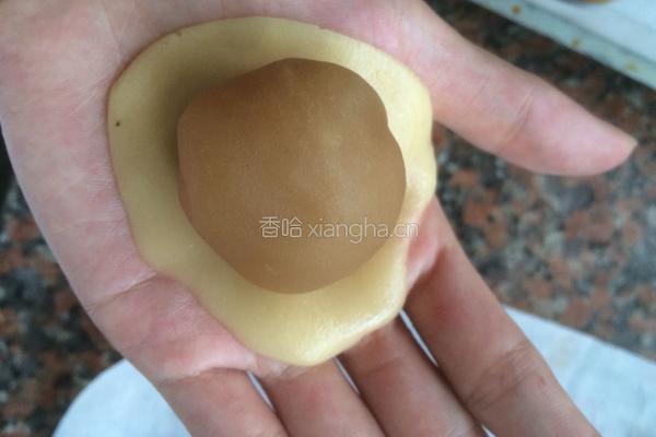 莲蓉蛋黄月饼的做法图解5