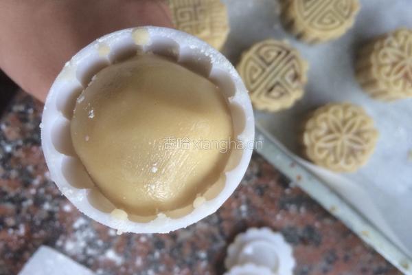 莲蓉蛋黄月饼的做法图解8