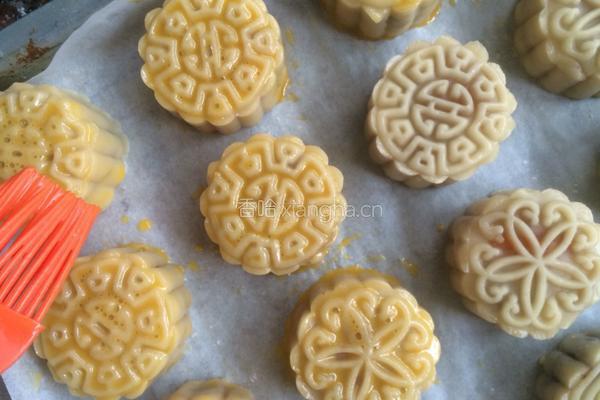 莲蓉蛋黄月饼的做法图解11