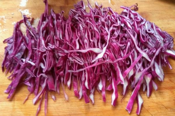 紫甘蓝拌豆腐丝的做法图解2