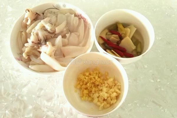 酸笋泡椒炒墨鱼仔的做法图解1