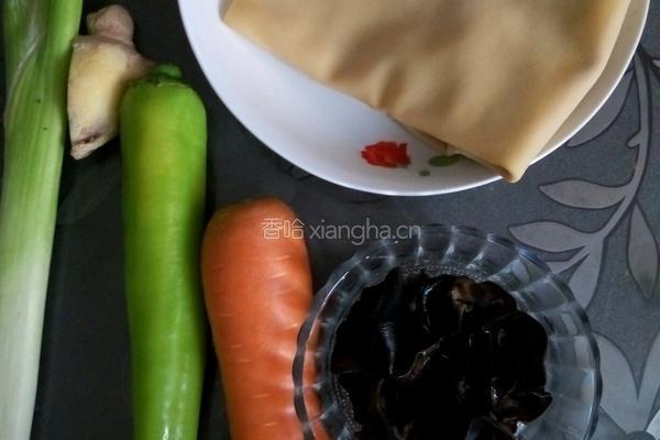 三丝炒豆腐皮的做法图解1