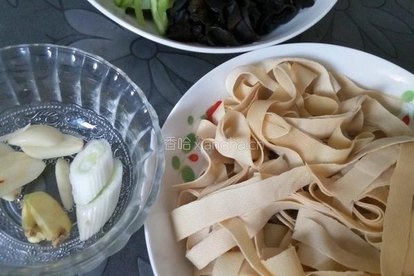 三丝炒豆腐皮的做法图解2
