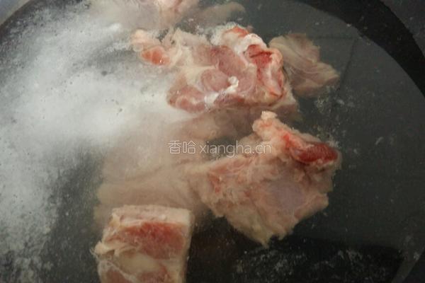 猪骨玉米胡萝卜汤的做法图解1