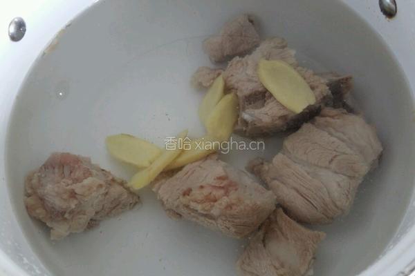 猪骨玉米胡萝卜汤的做法图解2