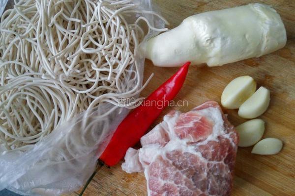 炸酱铺盖面的做法图解1