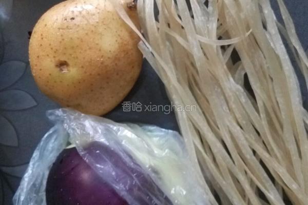 茄子炖土豆粉条的做法图解1