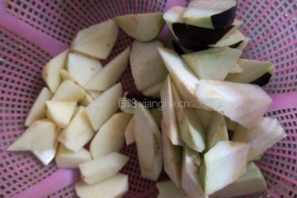 茄子炖土豆粉条的做法图解3