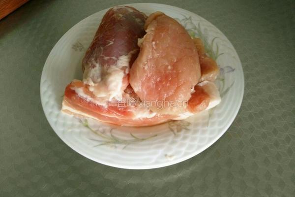 香菇炖肉的做法图解1