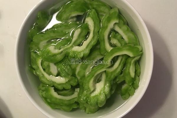 豆豉炒苦瓜的做法图解2
