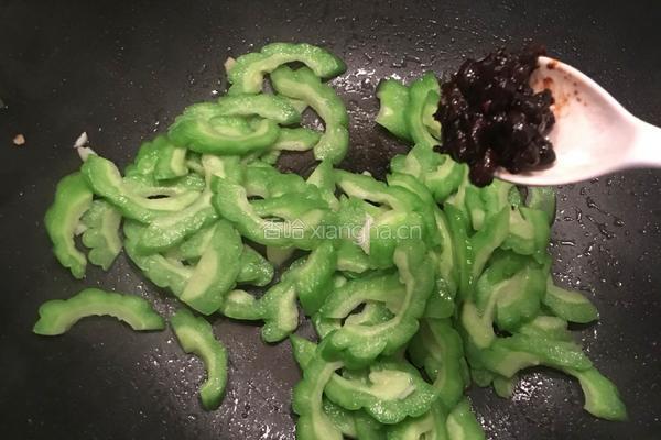 豆豉炒苦瓜的做法图解5