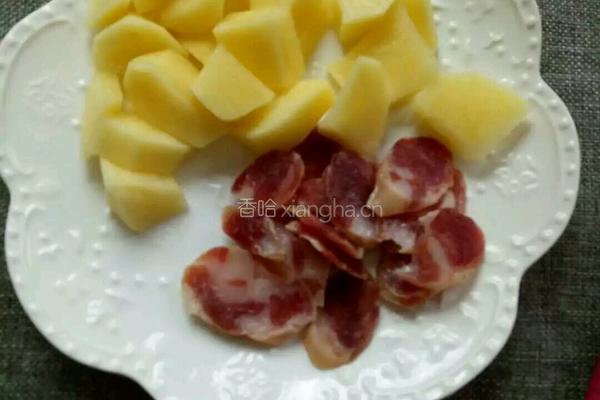 腊肉土豆糯米饭的做法图解1