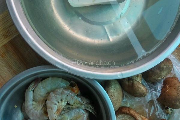 香菇海虾豆腐汤的做法图解1