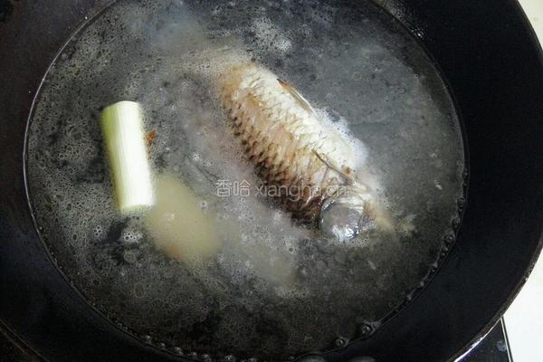 鲫鱼蘑菇汤的做法图解7