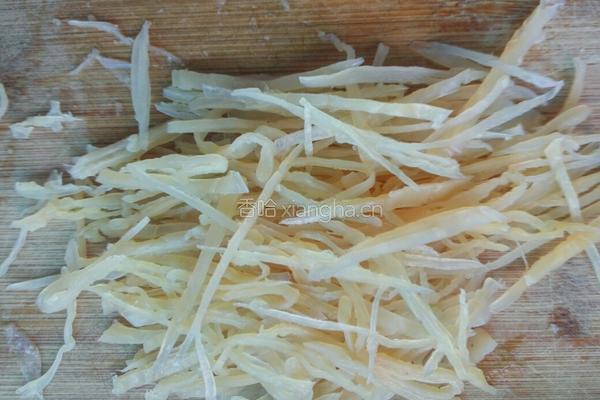 黄瓜拌海蜇皮的做法图解2