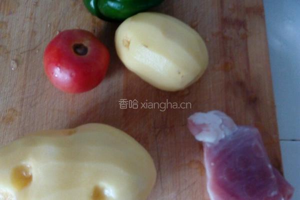 土豆片西红柿炒辣椒的做法图解1