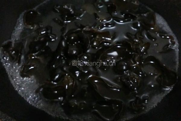傣味凉拌木耳的做法图解2