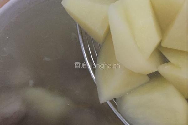 排骨土豆汤的做法图解3