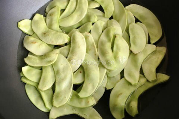 酱肉扁豆的做法图解2