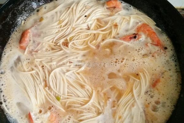 西红柿鸡蛋大虾面条的做法图解4