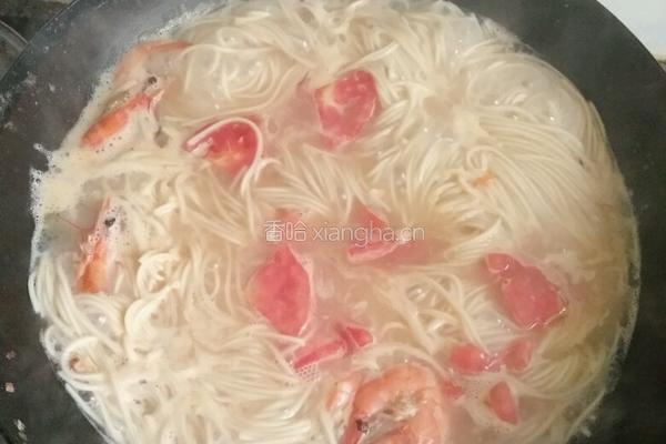 西红柿鸡蛋大虾面条的做法图解5