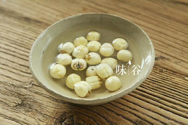 莲子百合鸡蛋糖水的做法图解2