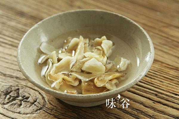 莲子百合鸡蛋糖水的做法图解3