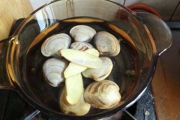 蛤蜊肉丸丝瓜汤的做法图解1