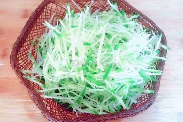 香菜萝卜丝的做法图解1