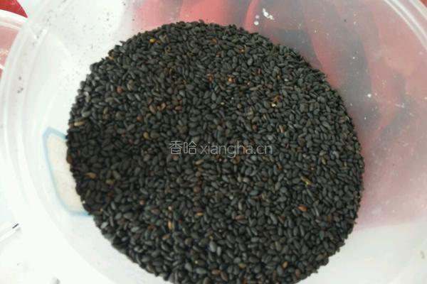 黑芝麻糖的做法图解1