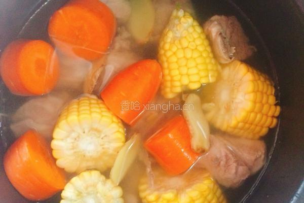 红萝卜玉米猪骨汤的做法图解5